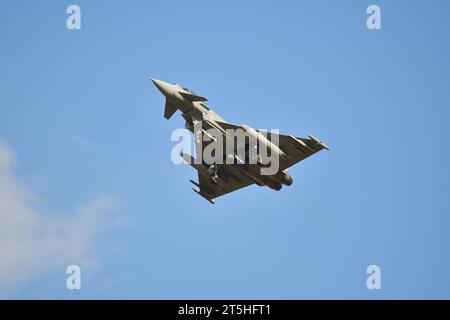Skopje, Macédoine, aéroport sportif de Stenkovec, un grand spectacle aérien a eu lieu. Eurofighter EF2000 Typhoon de l'armée de l'air italienne survole les spectateurs. Banque D'Images