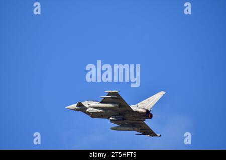 Skopje, Macédoine, aéroport sportif de Stenkovec, un grand spectacle aérien a eu lieu. Eurofighter EF2000 Typhoon de l'armée de l'air italienne survole les spectateurs. Banque D'Images