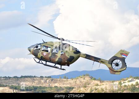 16 septembre 2023, Skopje, Macédoine, Stenkovec Sports Airport, un Grand Airshow a eu lieu. Hélicoptère Airbus H145M des forces aériennes serbes dans le fligh. Banque D'Images