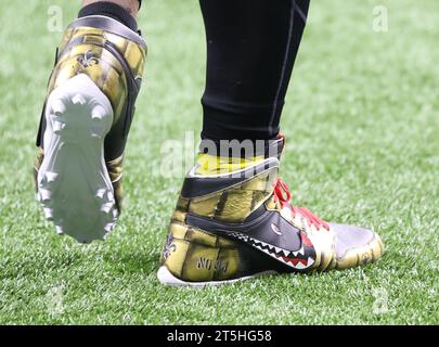 La Nouvelle-Orléans, États-Unis. 05 novembre 2023. Voici les crampons décorés du New Orleans Saints Defensive End Cameron Jordan (94) lors d’un match de la National football League au Caesars Superdome à la Nouvelle-Orléans, Louisiane, le dimanche 5 novembre 2023. (Photo de Peter G. Forest/Sipa USA) crédit : SIPA USA/Alamy Live News Banque D'Images