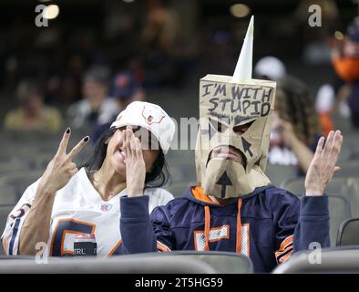 La Nouvelle-Orléans, États-Unis. 05 novembre 2023. Deux fans des Chicago Bears montrent leur soutien lors d'un match de la National football League au Caesars Superdome à la Nouvelle-Orléans, Louisiane, le dimanche 5 novembre 2023. (Photo de Peter G. Forest/Sipa USA) crédit : SIPA USA/Alamy Live News Banque D'Images