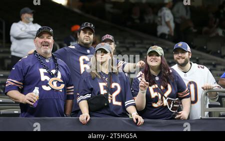 La Nouvelle-Orléans, États-Unis. 05 novembre 2023. Un groupe de supporters des Chicago Bears montrent leur soutien à leur équipe lors d'un match de la National football League au Caesars Superdome à la Nouvelle-Orléans, Louisiane, le dimanche 5 novembre 2023. (Photo de Peter G. Forest/Sipa USA) crédit : SIPA USA/Alamy Live News Banque D'Images