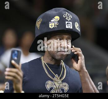 La Nouvelle-Orléans, États-Unis. 05 novembre 2023. Un fan des Saints de la Nouvelle-Orléans secoue une grosse casquette de baseball lors d'un match de la National football League au Caesars Superdome à la Nouvelle-Orléans, en Louisiane, le dimanche 5 novembre 2023. (Photo de Peter G. Forest/Sipa USA) crédit : SIPA USA/Alamy Live News Banque D'Images