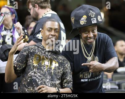 La Nouvelle-Orléans, États-Unis. 05 novembre 2023. Deux supporters des Saints de la Nouvelle-Orléans soutiennent leur équipe lors d'un match de la National football League au Caesars Superdome à la Nouvelle-Orléans, Louisiane, le dimanche 5 novembre 2023. (Photo de Peter G. Forest/Sipa USA) crédit : SIPA USA/Alamy Live News Banque D'Images