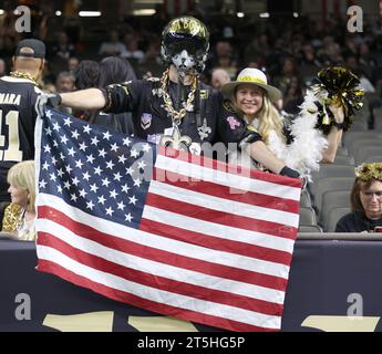 La Nouvelle-Orléans, États-Unis. 05 novembre 2023. Un mari et sa femme les fans des Saints de la Nouvelle-Orléans montrent leur soutien et leur patriotisme lors d'un match de la National football League au Caesars Superdome à la Nouvelle-Orléans, Louisiane, le dimanche 5 novembre 2023. (Photo de Peter G. Forest/Sipa USA) crédit : SIPA USA/Alamy Live News Banque D'Images