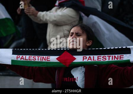 Un manifestant tient une écharpe palestinienne pendant le rassemblement pro-palestinien à place Nation. Des centaines de milliers de personnes ont défilé dans plusieurs villes de France pour soutenir le peuple palestinien. À Paris, plusieurs organisations de gauche se sont réunies pour appeler à un cessez-le-feu immédiat de l’État israélien et ont accusé le président français Emmanuel Macron d’être complice des massacres commis à Gaza. La manifestation a commencé sur la place de la République, passant par la place Bastille et se terminant sur la place de Nation, sans que des affrontements avec la police aient été enregistrés malgré la forte présence policière. ( Banque D'Images
