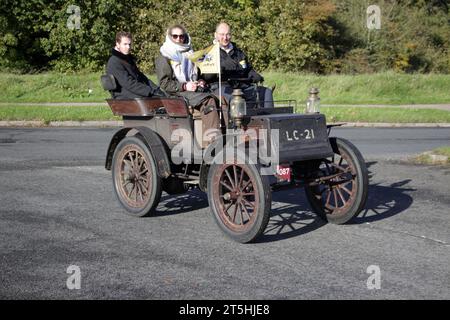 Voiture (électrique) Columbia 1902 participant à la course automobile pour vétéran de Londres à Brighton en 2023 Banque D'Images