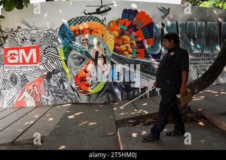 Un membre du personnel de sécurité monte la garde devant un graffiti de la superstar de Bollywood Shahrukh Khan devant sa résidence à Mumbai, en Inde. 02 novembre 2023. (Photo de Niharika Kulkarni/NurPhoto)0 crédit : NurPhoto SRL/Alamy Live News Banque D'Images