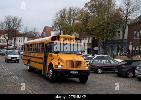 Burger/Fehmarn/Germany/04 novembre 2023/.bus scolaire jaune dans la ville allemande Burger tout comme le bus scolaire anglais de la même couleur.(photo.Francis Joseph Dean/Dean Pictures) Banque D'Images