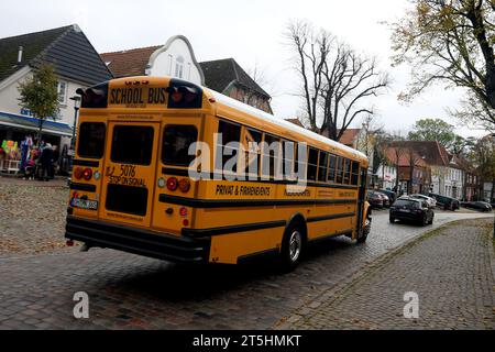 Burger/Fehmarn/Germany/04 novembre 2023/.bus scolaire jaune dans la ville allemande Burger tout comme le bus scolaire anglais de la même couleur.(photo.Francis Joseph Dean/Dean Pictures) Banque D'Images