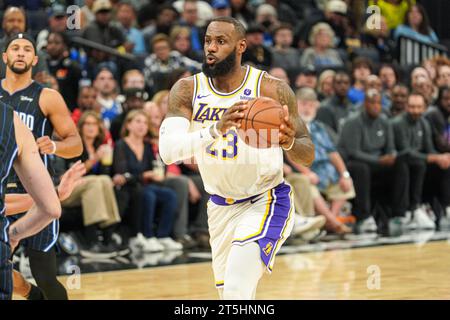 Orlando, Floride, États-Unis, 4 novembre 2023, le petit attaquant Lebron James #23 des Lakers de Los Angeles avance au Amway Center. (Crédit photo : Marty Jean-Louis/Alamy Live News Banque D'Images