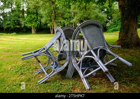 Quatre chaises sont regroupées autour d'une table sous un arbre dans un parc, St. Abbaye de Georges, Isny im Allgäu, Bade-Württemberg, Allemagne. Banque D'Images