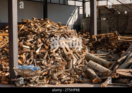 Empiler le bois de chauffage. Pile de grumes de bois de chauffage. Préparation pour la saison de chauffage hivernale. Fond de bois de chauffage Banque D'Images