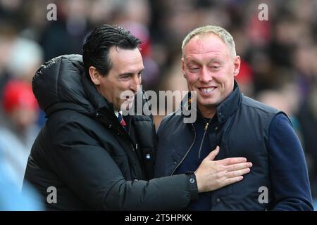 Nottingham le dimanche 5 novembre 2023. Unai Emery, Manager d'Aston Villa, discute avec Steve Cooper, entraîneur-chef de Nottingham Forest lors du match de Premier League entre Nottingham Forest et Aston Villa au City Ground, Nottingham, le dimanche 5 novembre 2023. (Photo : Jon Hobley | MI News) crédit : MI News & Sport / Alamy Live News Banque D'Images