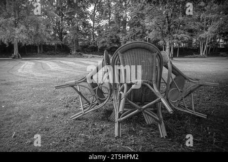 Quatre chaises sont regroupées autour d'une table sous un arbre dans un parc, St. Abbaye de Georges, Isny im Allgäu, Bade-Württemberg, Allemagne. Banque D'Images