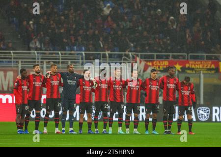 Les joueurs de l'AC Milan font la queue pour observer une minute de silence pour les victimes des récentes inondations dans la région toscane en Italie lors du match de football Serie A entre l'AC Milan et l'Udinese Calcio de 2023 à 24 au stade San Siro. Score final ; Udinese Calcio 1 : 0 AC Milan. Banque D'Images