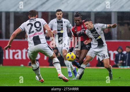 Rafael Leao (C) de l'AC Milan, Nehuen Perez (R) et Jaka Bijol de l'Udinese Calcio (L) vus en action lors du match de football Serie A De 2023 à 24 entre l'AC Milan et l'Udinese Calcio au stade San Siro. Score final ; Udinese Calcio 1 : 0 AC Milan. Banque D'Images