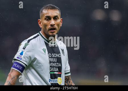 Roberto Maximiliano Pereyra de l'Udinese Calcio se penche sur le match de football entre l'AC Milan et l'Udinese Calcio de 2023 à 24 au stade San Siro. Score final ; Udinese Calcio 1 : 0 AC Milan. Banque D'Images