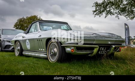 Corvette Sting Ray convertible 1965, exposée au salon privé Concours d’Elégance qui se tient au Palais de Blenheim. Banque D'Images