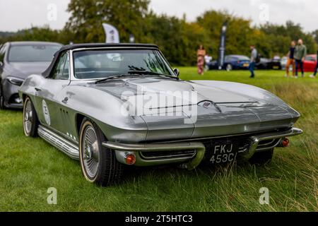 Corvette Sting Ray convertible 1965, exposée au salon privé Concours d’Elégance qui se tient au Palais de Blenheim. Banque D'Images