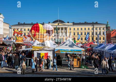 Kansainväliset suurmarkkinat ou Grand marché international sur la place du Sénat à Helsinki, Finlande Banque D'Images