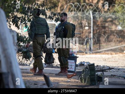 Kfar Azza, Israël. 05 novembre 2023. Des soldats israéliens se tiennent à un poste près de la barrière frontalière à Kfar Azza près de la frontière de la bande de Gaza le dimanche 5 novembre 2023. Cette communauté est proche de la frontière avec la bande de Gaza et le 7 octobre 2023, les terroristes du Hamas se sont infiltrés ici et ont tué quelque 59 Israéliens. Photo de Jim Hollander/UPI crédit : UPI/Alamy Live News Banque D'Images