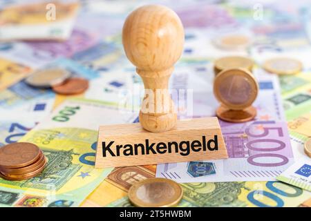 4 novembre 2023 : Stempel auf Euro Geldscheinen mit der Aufschrift Krankengeld FOTOMONTAGE *** timbre sur les billets en euros avec l'inscription Krankengeld FOTOMONTAGE crédit : Imago/Alamy Live News Banque D'Images