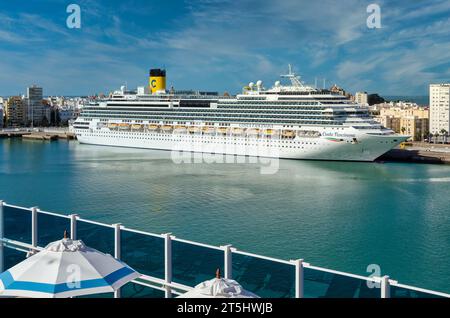 Cadix, Espagne ; 5 novembre 2023 : le bateau de croisière Costa Fascinosa dans le port de Cadix par une journée ensoleillée. Vue depuis le navire Costa Firenze. Banque D'Images