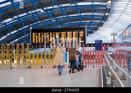 Londres Royaume-Uni, 5 novembre 2023. South Western Railway fonctionne à pleine capacité à destination et en provenance de la gare de Waterloo aujourd'hui, suite à de graves perturbations la semaine dernière lorsque la tempête ciaran a fait des ravages au Royaume-Uni. Crédit : glosszoom/Alamy Live News Banque D'Images