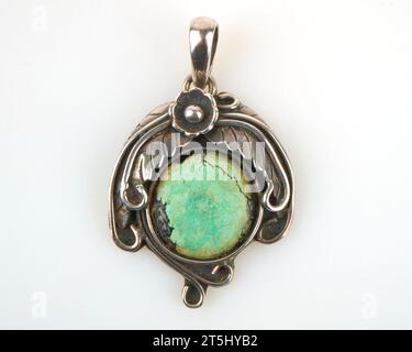 Pendentif Navajo vintage argenté et turquoise Banque D'Images