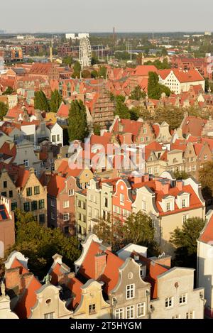 Vue surélevée sur la ville principale de Gdansk maisons et toits comme vu de la mairie principale, Gdansk, Pologne, Europe, UE Banque D'Images