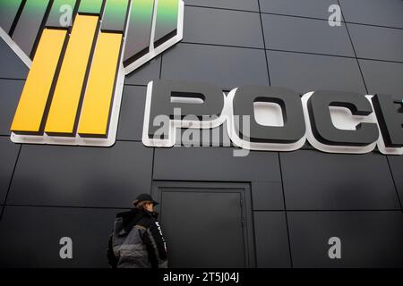 Moscou, Russie. 4 novembre 2023. Vue rapprochée d'une façade du pavillon Rosneft lors de l'exposition internationale Russia Expo et du forum au centre d'exposition VDNKh à Moscou, Russie. Banque D'Images