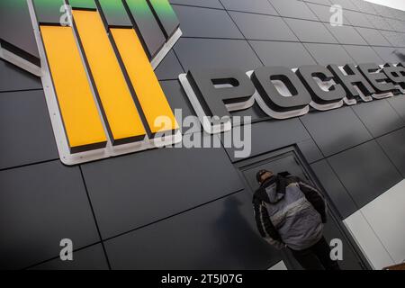 Moscou, Russie. 4 novembre 2023. Vue rapprochée d'une façade du pavillon Rosneft lors de l'exposition internationale Russia Expo et du forum au centre d'exposition VDNKh à Moscou, Russie. Banque D'Images