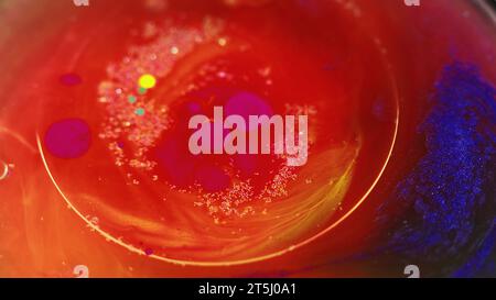 Peinture eau pailletée bulle huile rouge gel goutte liquide Banque D'Images