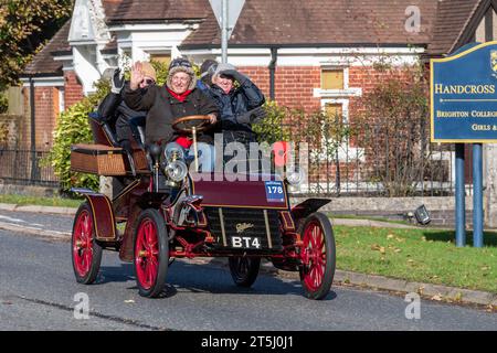 5 novembre 2023. Participants à la course de voitures vétérans de Londres à Brighton 2023 traversant le West Sussex, Angleterre, Royaume-Uni. Le parcours de l'événement annuel populaire s'étend sur 60 miles. Sur la photo : une voiture de tonneau à entrée arrière Cadillac du début du 20e siècle (ca 1903) sur la route. Banque D'Images