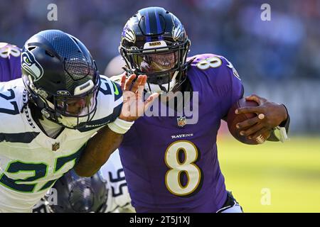 Baltimore, États-Unis. 05 novembre 2023. Le quarterback des Ravens de Baltimore Lamar Jackson (8) affronte le cornerback des Seahawks de Seattle Riq Woolen (27) lors de la première mi-temps au M&T Bank Stadium de Baltimore, Maryland, le dimanche 5 novembre 2023. Photo de David Tulis/UPI crédit : UPI/Alamy Live News Banque D'Images