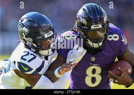 Baltimore, États-Unis. 05 novembre 2023. Le quarterback des Ravens de Baltimore Lamar Jackson (8) affronte le cornerback des Seahawks de Seattle Riq Woolen (27) lors de la première mi-temps au M&T Bank Stadium de Baltimore, Maryland, le dimanche 5 novembre 2023. Photo de David Tulis/UPI crédit : UPI/Alamy Live News Banque D'Images