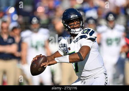 Baltimore, États-Unis. 05 novembre 2023. Le quarterback des Seahawks de Seattle Geno Smith (7 ans) lance contre les Ravens de Baltimore lors de la première mi-temps au M&T Bank Stadium de Baltimore, Maryland, le dimanche 5 novembre 2023. Photo de David Tulis/UPI crédit : UPI/Alamy Live News Banque D'Images