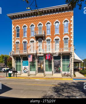 Decorah, IA - 16 octobre 2023 : bâtiment principal du Musée Norwegian American de Vesterheim sur la rue principale de la ville dans l'Iowa Banque D'Images