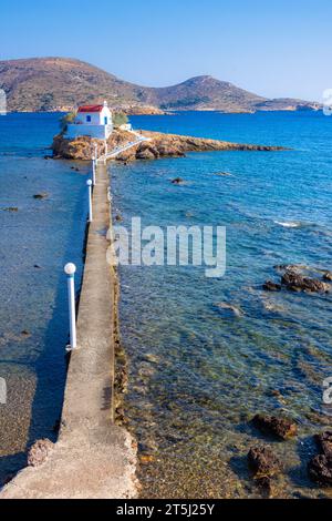 Petite église d'Agios Isidoros dans la mer au-dessus des rochers, île de Leros, Grèce. Banque D'Images