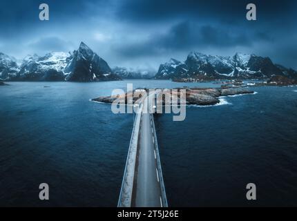 Vue aérienne du pont, de l'île, de la mer, des montagnes enneigées dans le brouillard Banque D'Images