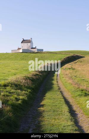 Une piste menant à une colline près de Strathdon jusqu'au château de Corgarff, une attraction touristique dans le parc national de Cairngorms en Écosse Banque D'Images