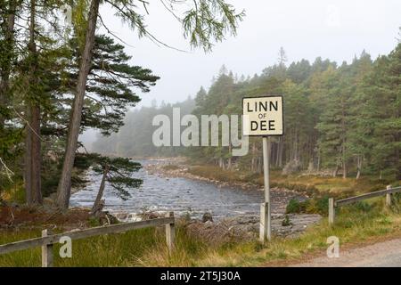 Le panneau « Linn of Dee » avec vue sur la rivière Dee et les forêts de pins sur les berges de la rivière à Autumn Mist Banque D'Images