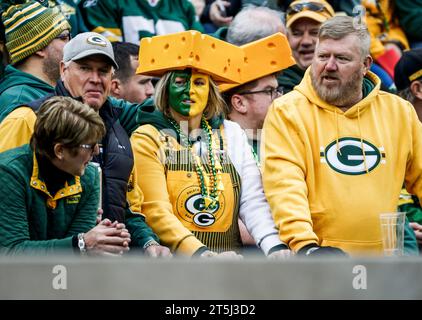 Green Bay, États-Unis. 05 novembre 2023. Les fans des Green Bay Packers portent les couleurs de leur équipe lors du match de la NFL entre les Rams de Los Angeles et les Green Bay Packers au Lambeau Field le dimanche 05 novembre 2023. Photo de Tannen Maury/UPI crédit : UPI/Alamy Live News Banque D'Images