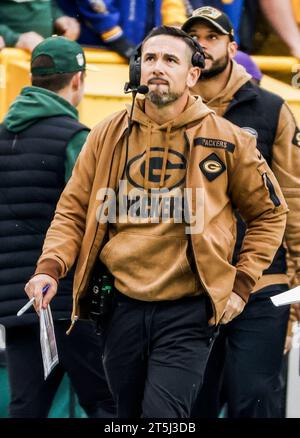 Green Bay, États-Unis. 05 novembre 2023. Matt Lafleur, entraîneur-chef des Packers de Green Bay, marche sur les lignes de touche lors du match de la NFL entre les Rams de Los Angeles et les Packers de Green Bay au Lambeau Field, le dimanche 05 novembre 2023. Photo de Tannen Maury/UPI crédit : UPI/Alamy Live News Banque D'Images