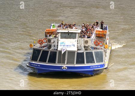 Londres, Angleterre, Royaume-Uni - 22 août 2023 : bateau de croisière touristique sur la Tamise dans le centre de Londres Banque D'Images