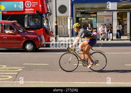 Londres, Angleterre, Royaume-Uni - 22 août 2023 : cycliste le long d'Oxford Street dans le centre de Londres. Banque D'Images