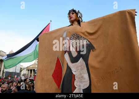 Manifestants lors d'un rassemblement pro-palestinien appelant à un cessez-le-feu de l'offensive militaire en cours à Gaza par les forces de défense israéliennes. Trafalgar Square, Lon Banque D'Images