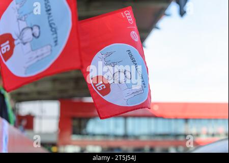 Munich, Allemagne. 05 novembre 2023. Munich, Allemagne, 5 novembre 2023 : petit drapeau du sponsor Audi avec Lina Magull (16 FC Bayern Munich) comme silhouette, horizon de Munich en arrière-plan et lettrage Fussballgoettin avant le match Google Pixel Frauen Bundesliga entre le FC Bayern Munich et le VfL Wolfsburg au FC Bayern Campus, Allemagne. (Sven Beyrich/SPP) crédit : SPP Sport Press photo. /Alamy Live News Banque D'Images