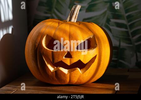 Jack-o'-Lantern traditionnel américain effrayant à la lumière du jour, fabriqué à partir d'une citrouille pour célébrer les vacances d'Halloween. Banque D'Images